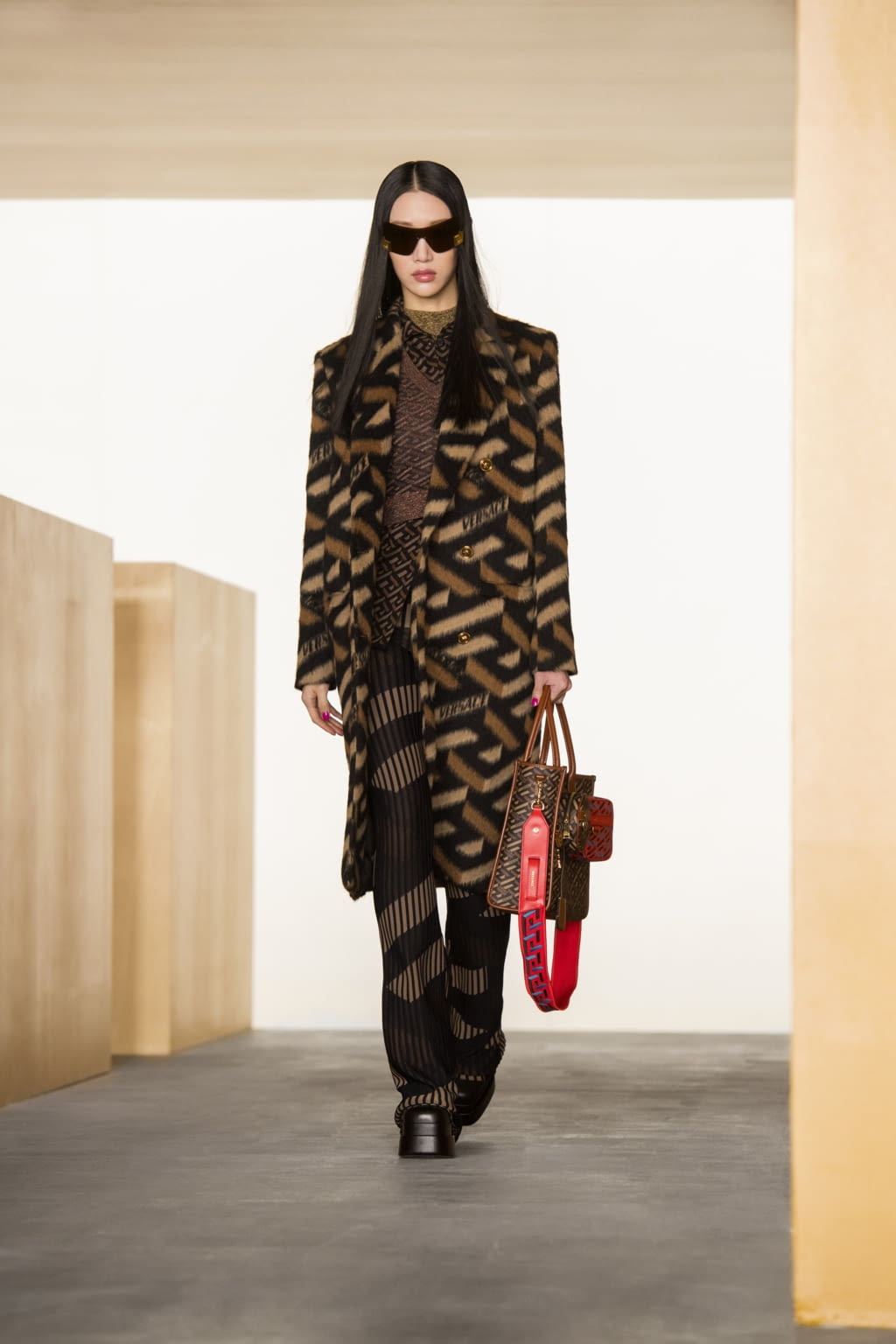 Fashion Week Milan Fall/Winter 2021 look 10 de la collection Versace womenswear