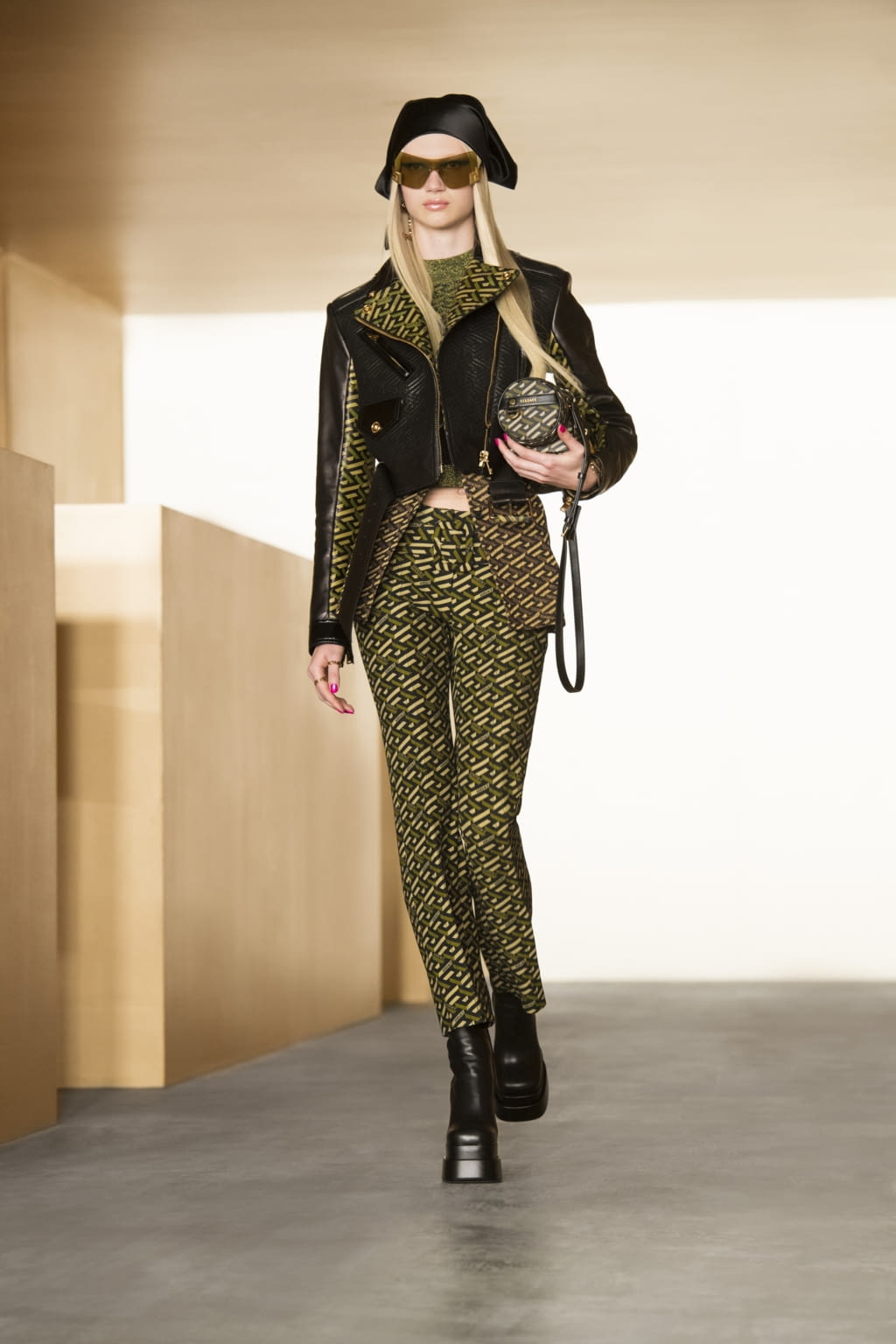 Fashion Week Milan Fall/Winter 2021 look 17 from the Versace collection 女装