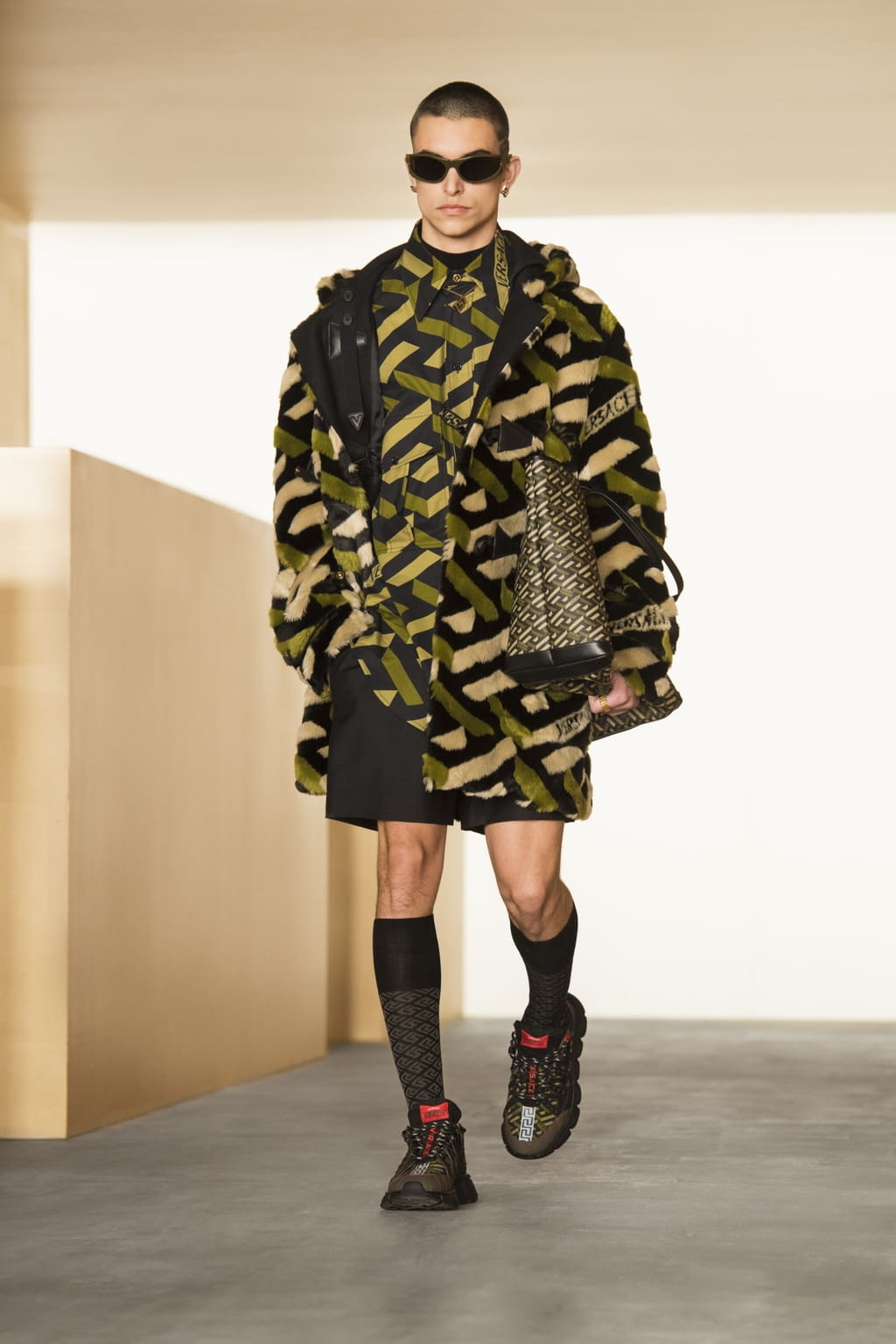 Fashion Week Milan Fall/Winter 2021 look 20 from the Versace collection 女装