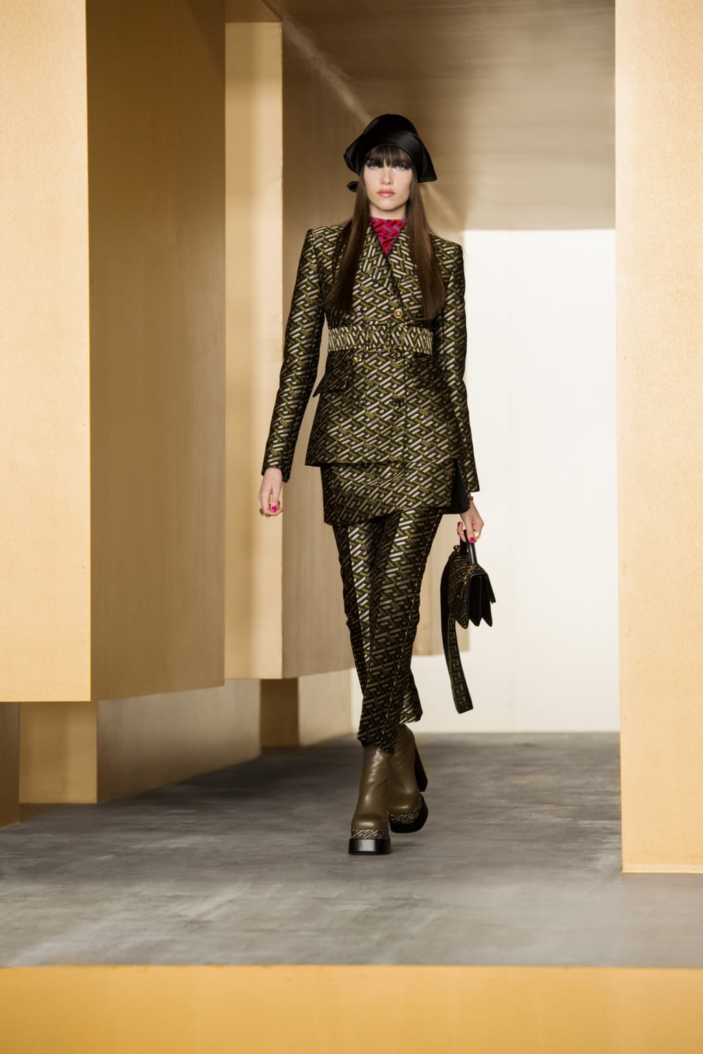 Fashion Week Milan Fall/Winter 2021 look 24 from the Versace collection 女装
