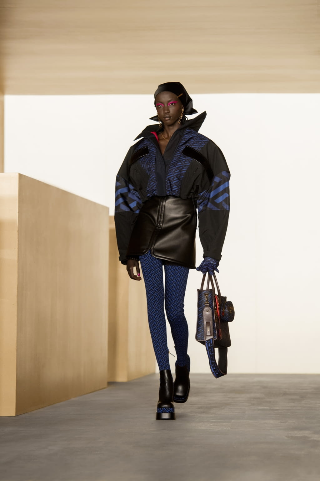 Fashion Week Milan Fall/Winter 2021 look 29 de la collection Versace womenswear