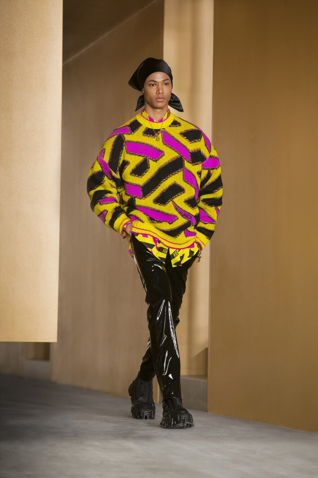Fashion Week Milan Fall/Winter 2021 look 46 from the Versace collection womenswear