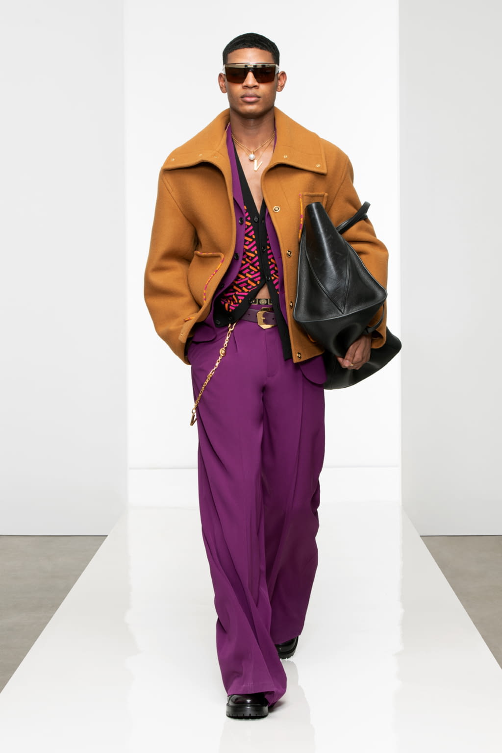 Fashion Week Milan Fall/Winter 2022 look 11 from the Versace collection 男装