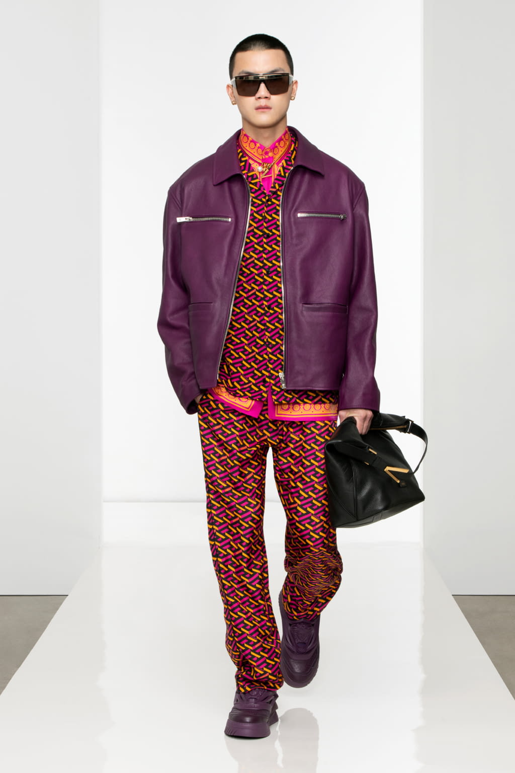 Fashion Week Milan Fall/Winter 2022 look 12 from the Versace collection menswear