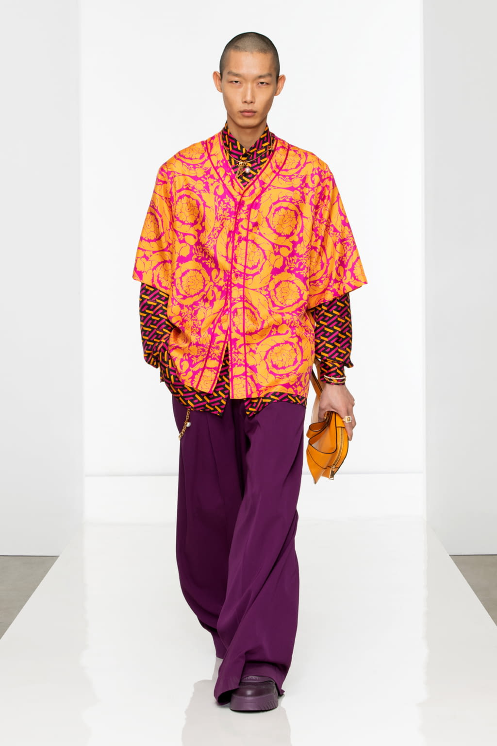 Fashion Week Milan Fall/Winter 2022 look 14 from the Versace collection 男装