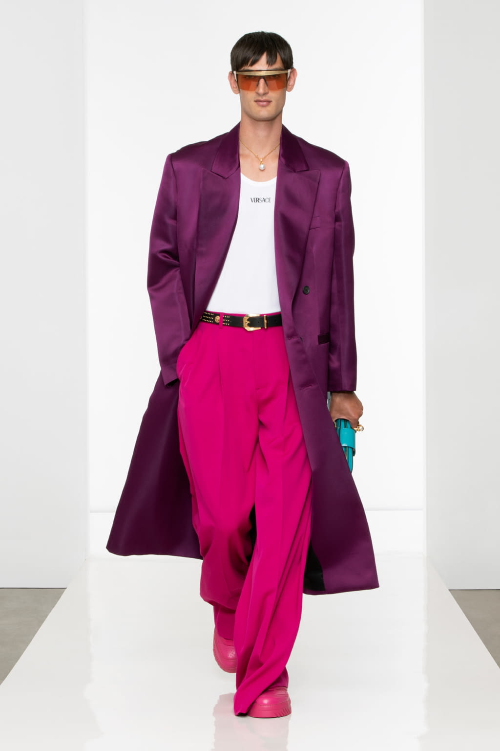 Fashion Week Milan Fall/Winter 2022 look 15 de la collection Versace menswear