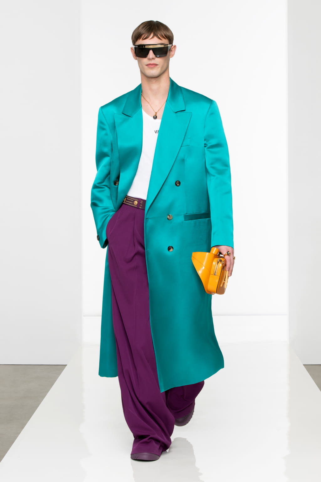 Fashion Week Milan Fall/Winter 2022 look 17 de la collection Versace menswear