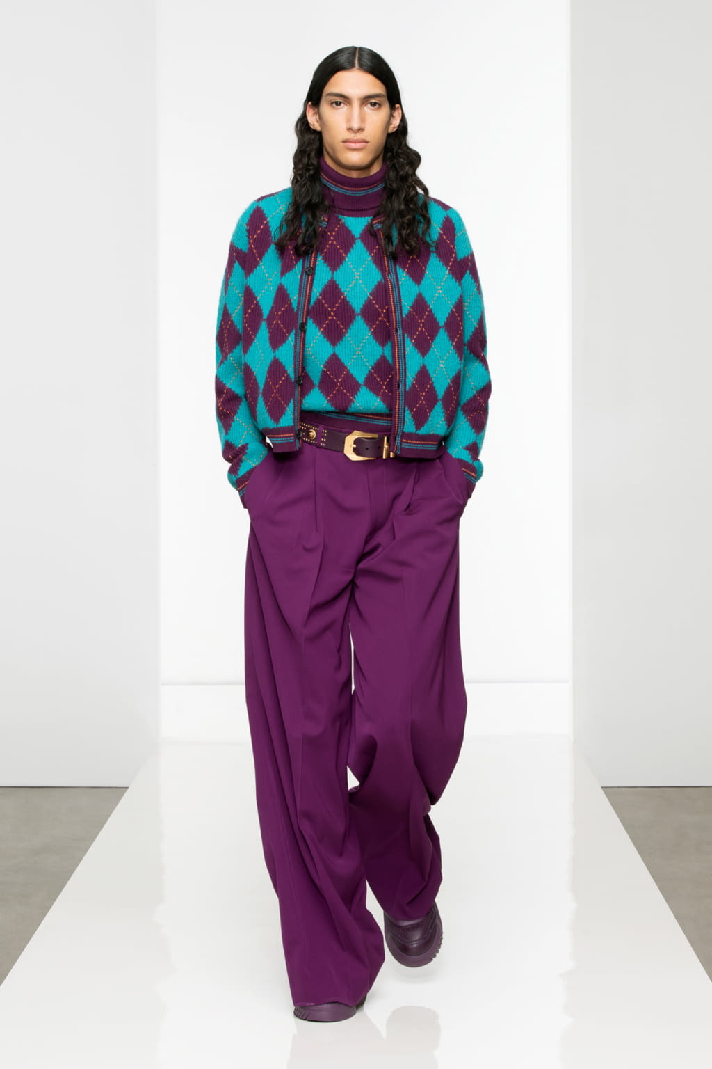 Fashion Week Milan Fall/Winter 2022 look 18 de la collection Versace menswear