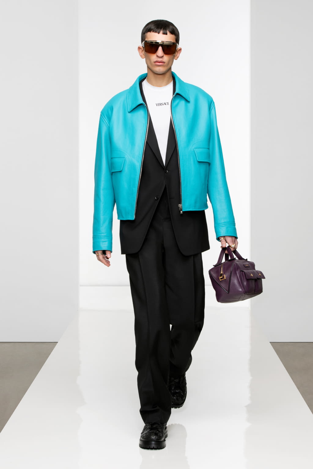 Fashion Week Milan Fall/Winter 2022 look 19 from the Versace collection 男装