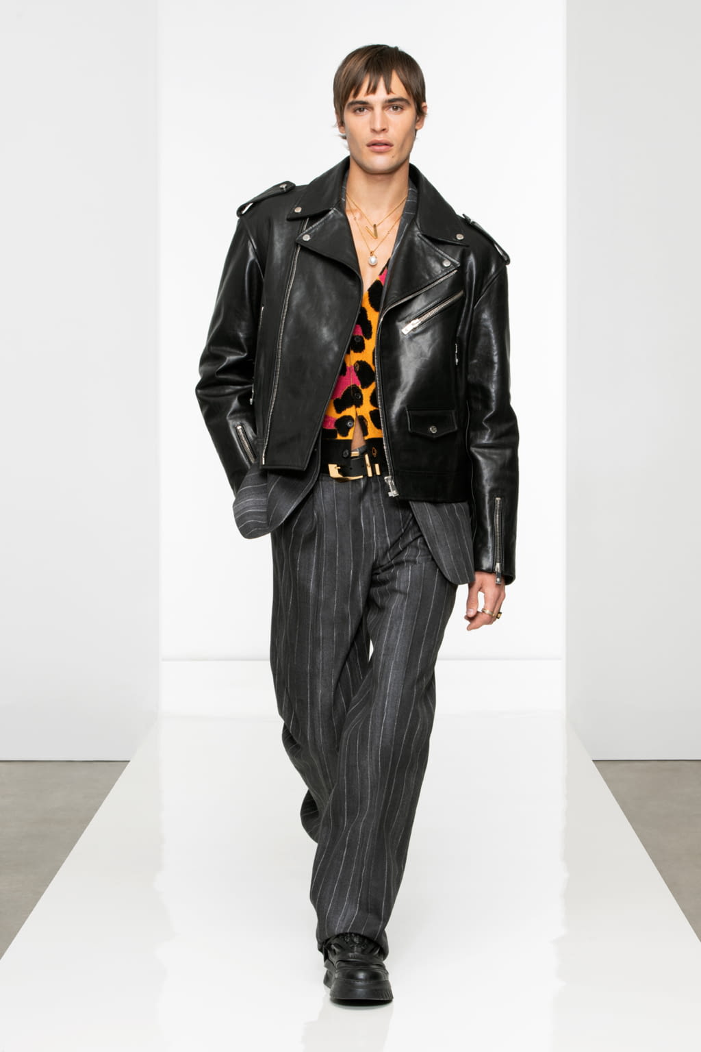 Fashion Week Milan Fall/Winter 2022 look 3 from the Versace collection 男装