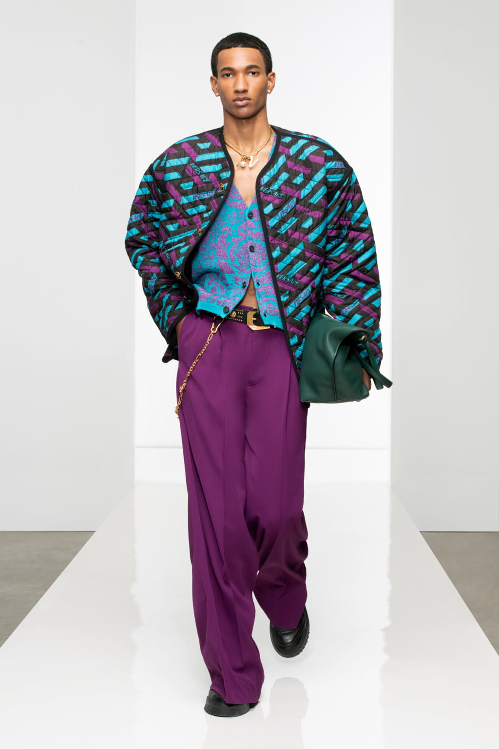 Fashion Week Milan Fall/Winter 2022 look 21 from the Versace collection menswear