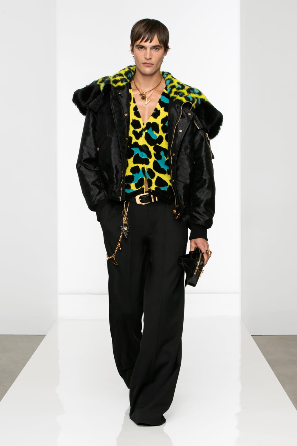 Fashion Week Milan Fall/Winter 2022 look 24 de la collection Versace menswear