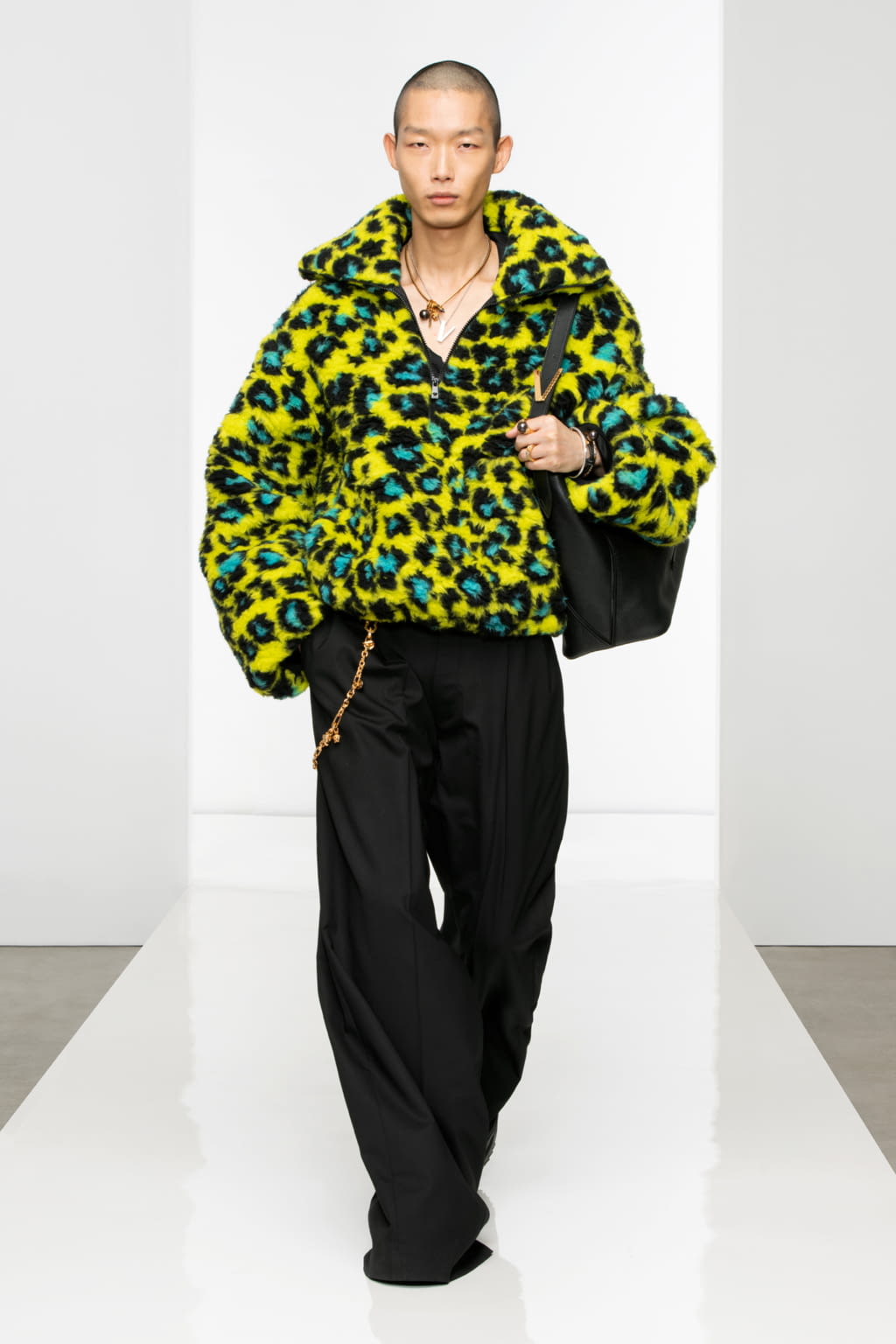 Fashion Week Milan Fall/Winter 2022 look 25 de la collection Versace menswear