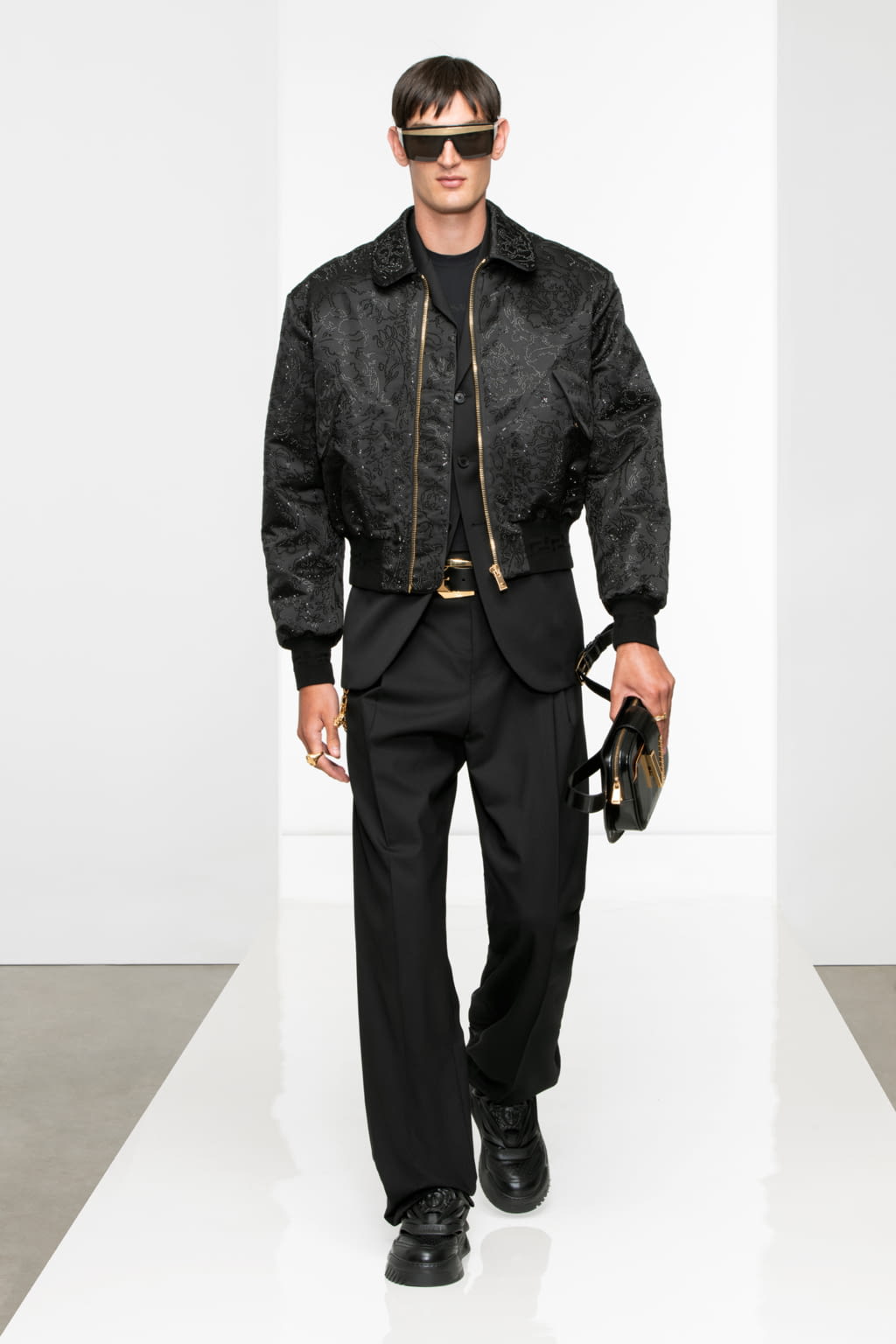 Fashion Week Milan Fall/Winter 2022 look 26 from the Versace collection menswear