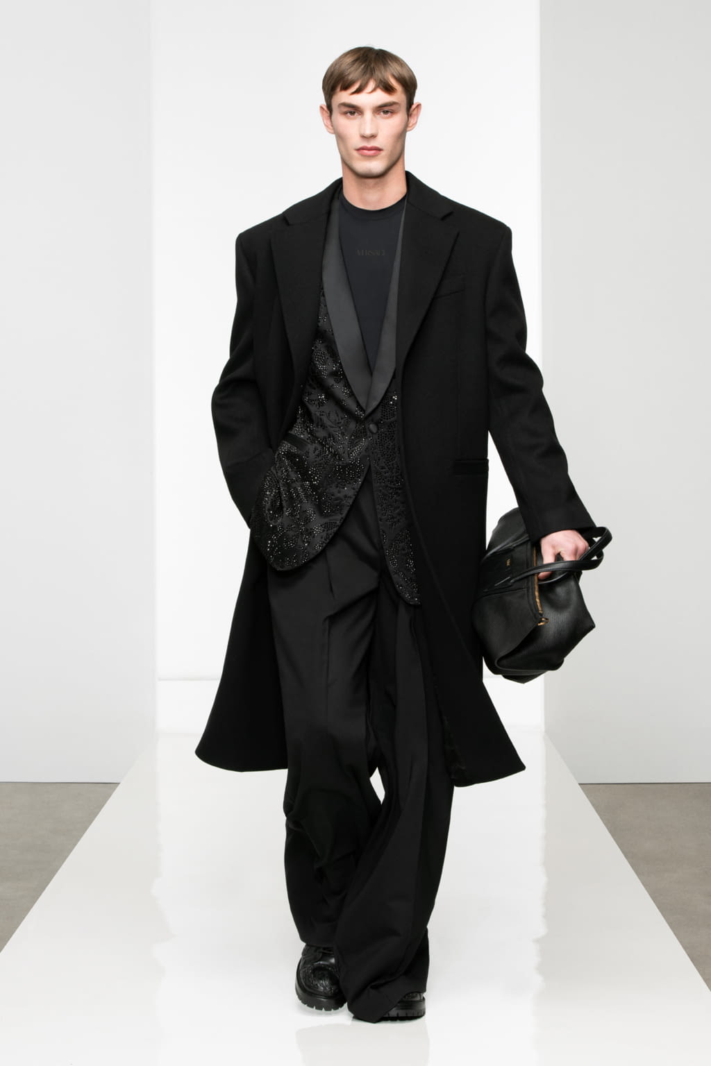 Fashion Week Milan Fall/Winter 2022 look 27 from the Versace collection 男装