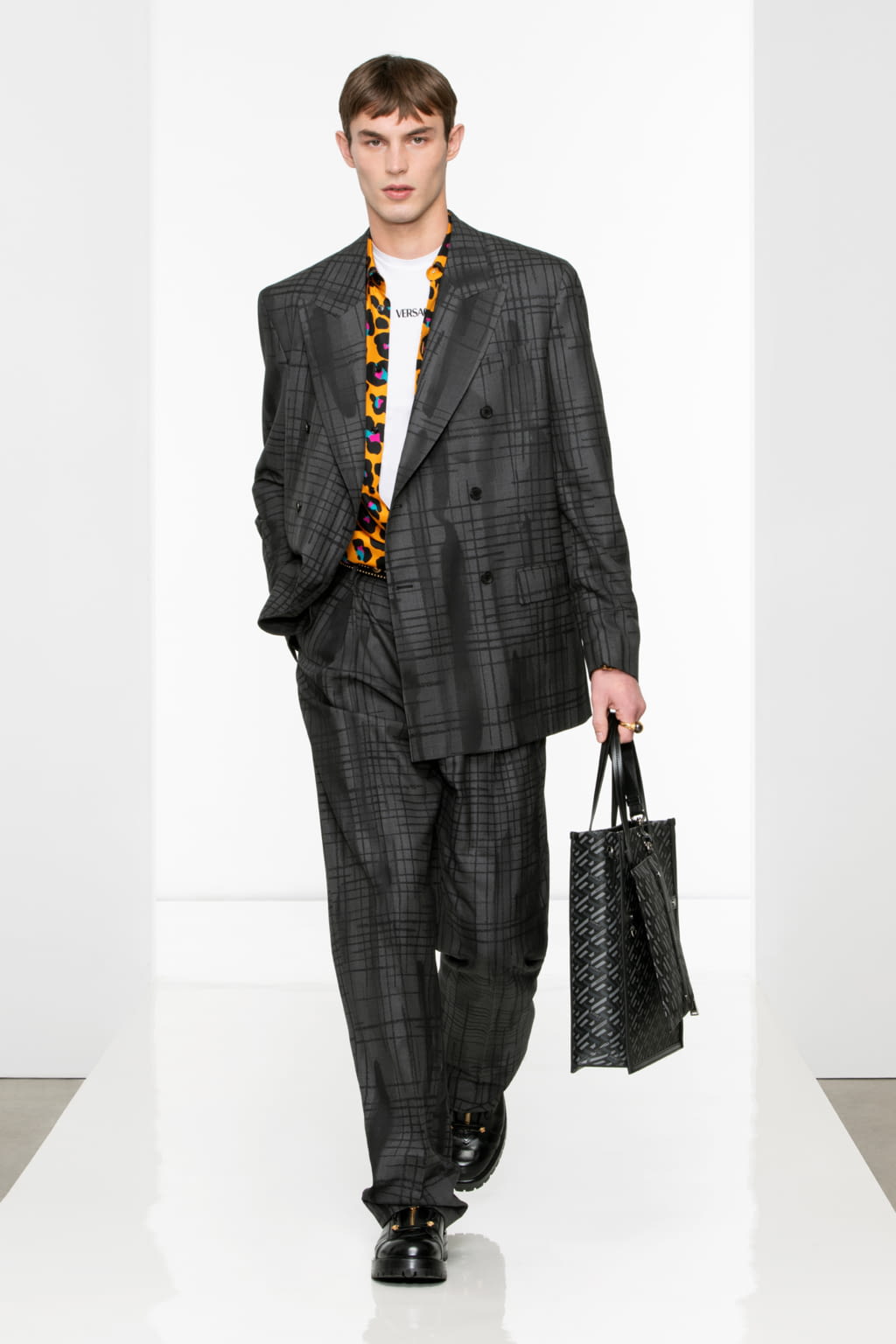 Fashion Week Milan Fall/Winter 2022 look 2 from the Versace collection menswear
