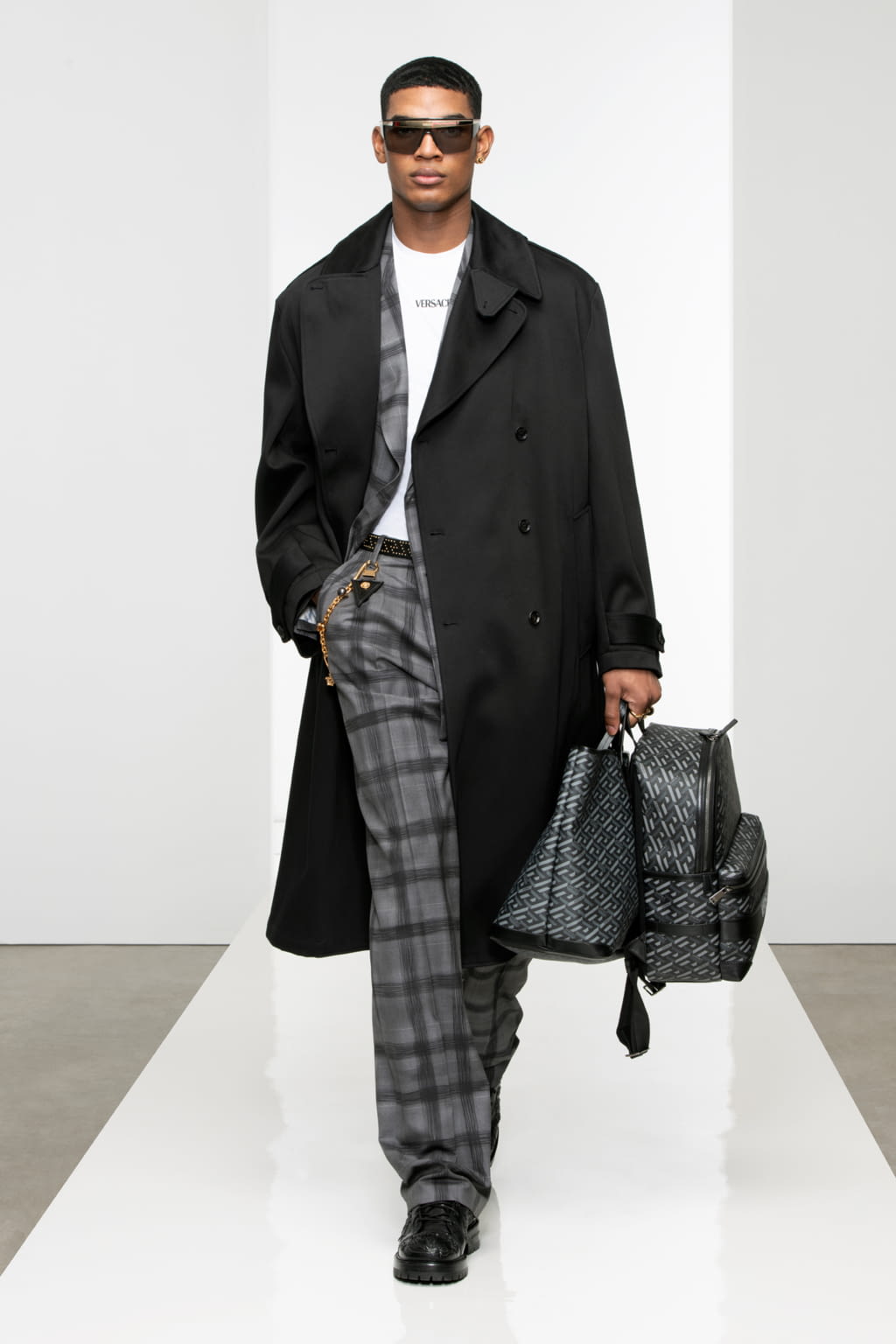 Fashion Week Milan Fall/Winter 2022 look 4 from the Versace collection menswear