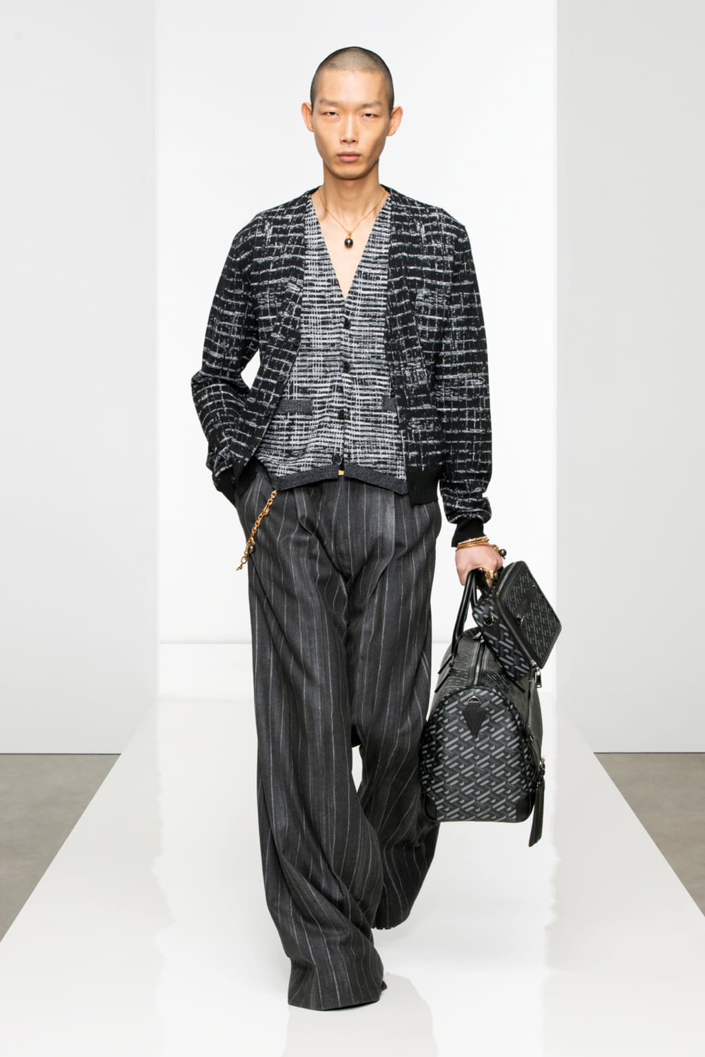 Fashion Week Milan Fall/Winter 2022 look 5 de la collection Versace menswear