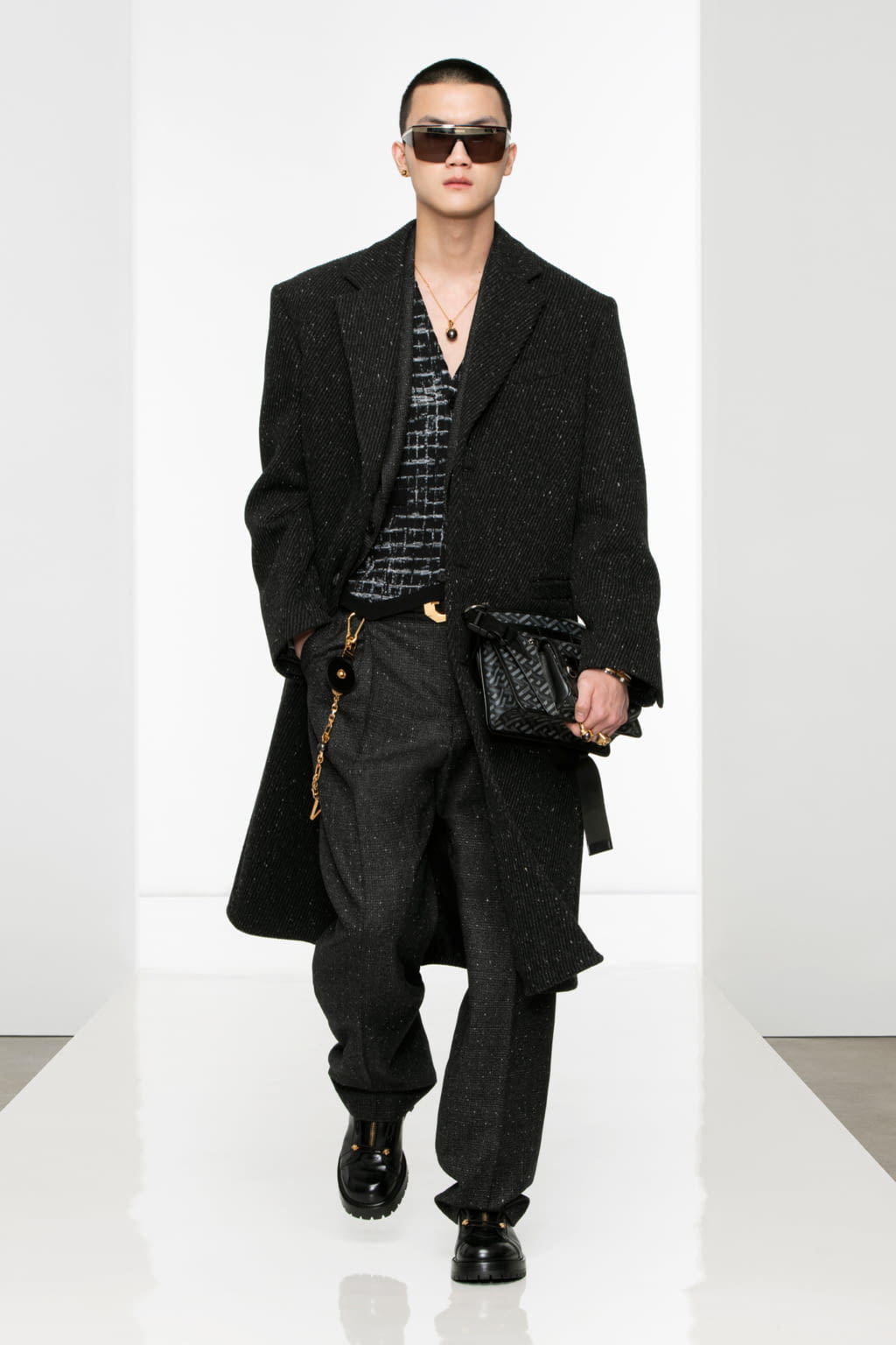 Fashion Week Milan Fall/Winter 2022 look 6 from the Versace collection menswear