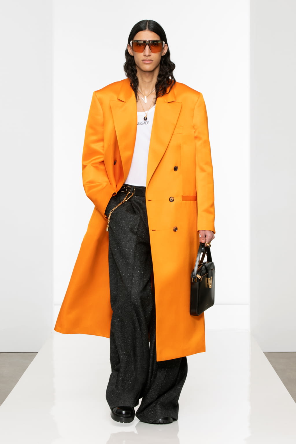 Fashion Week Milan Fall/Winter 2022 look 7 de la collection Versace menswear