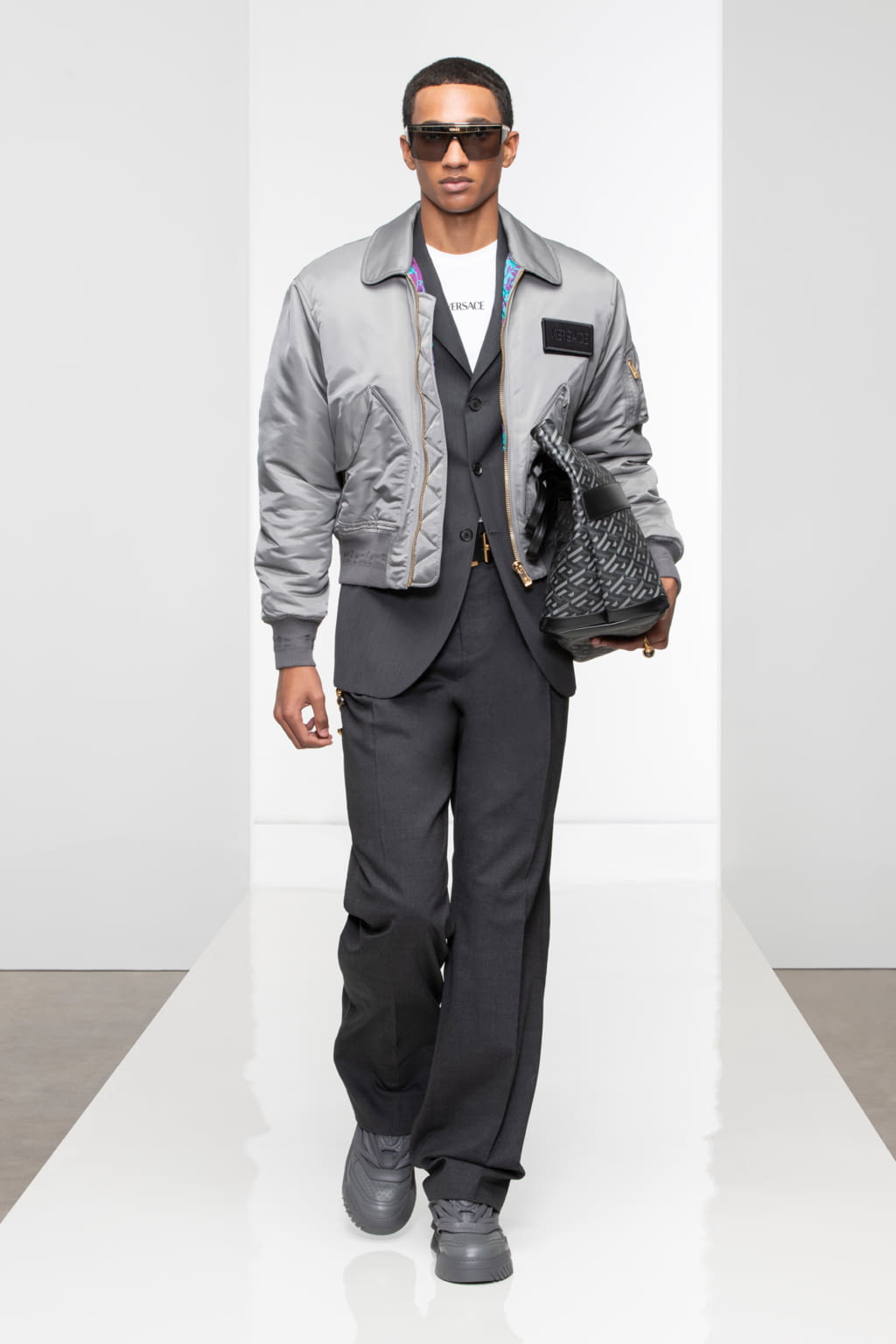 Fashion Week Milan Fall/Winter 2022 look 8 from the Versace collection 男装