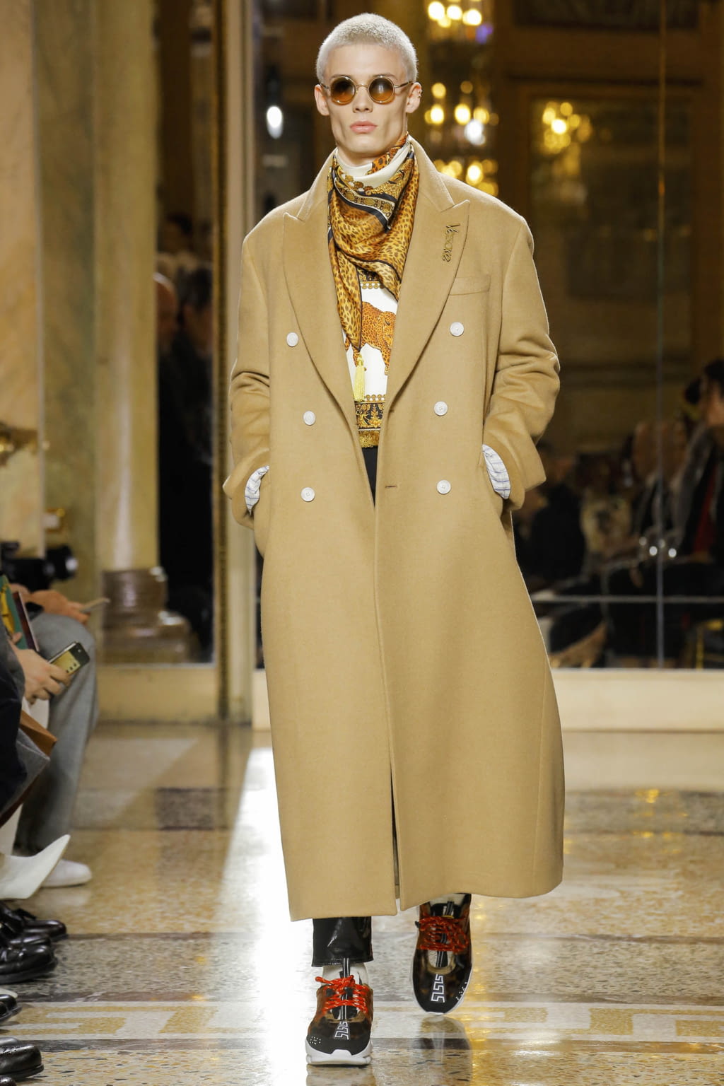 Fashion Week Milan Fall/Winter 2018 look 1 from the Versace collection menswear