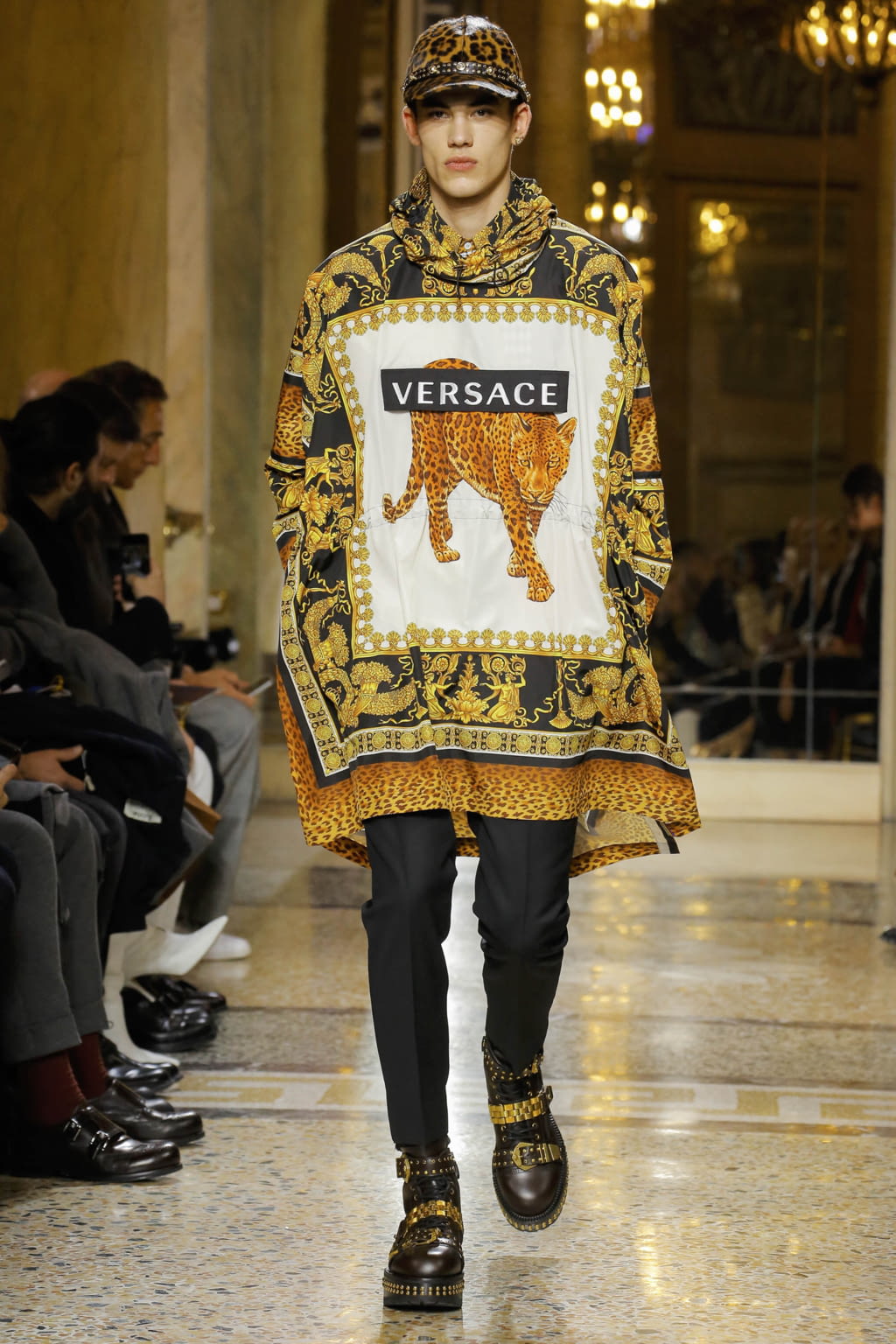 Fashion Week Milan Fall/Winter 2018 look 2 from the Versace collection menswear