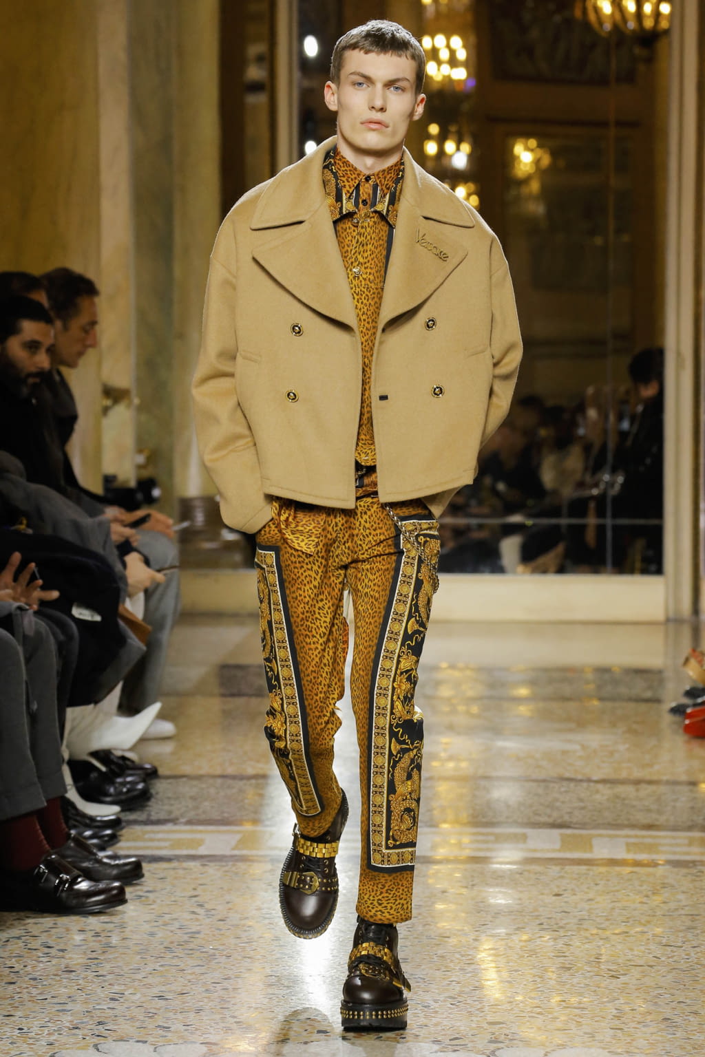 Fashion Week Milan Fall/Winter 2018 look 3 from the Versace collection 男装