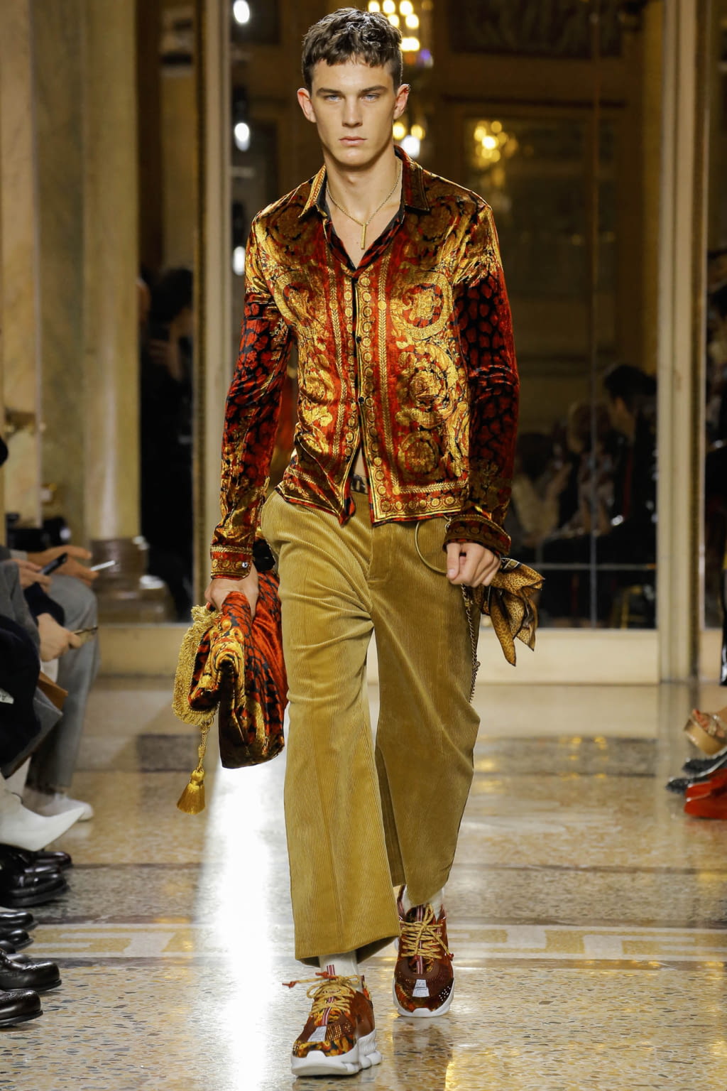 Fashion Week Milan Fall/Winter 2018 look 5 from the Versace collection 男装