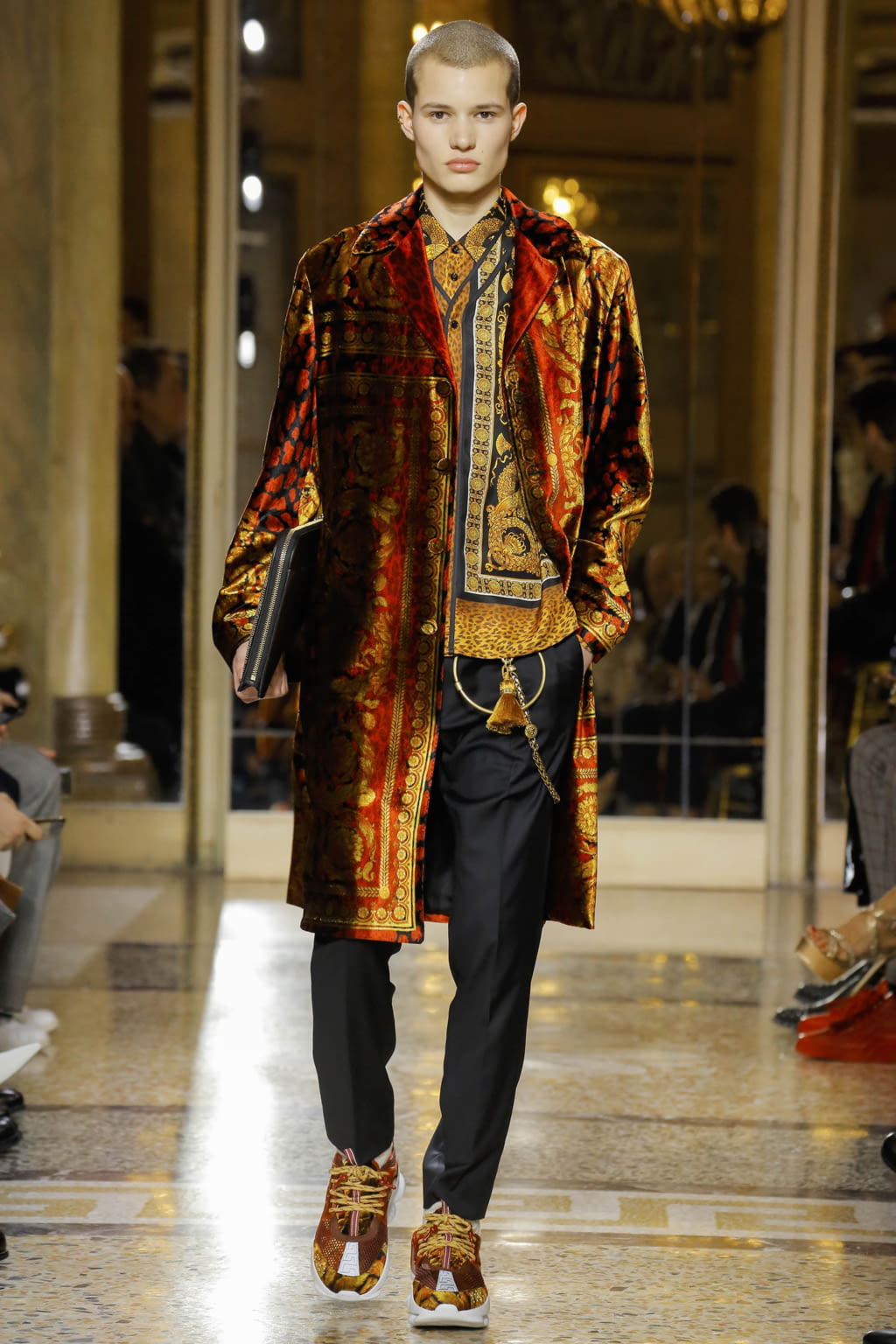 Fashion Week Milan Fall/Winter 2018 look 6 from the Versace collection menswear