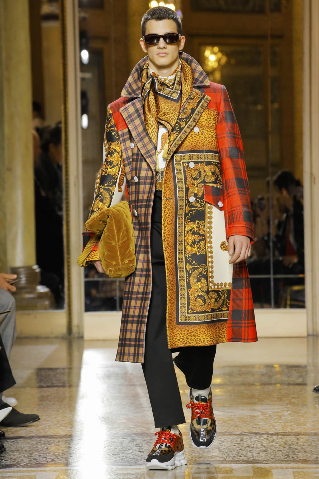 Fashion Week Milan Fall/Winter 2018 look 9 from the Versace collection 男装