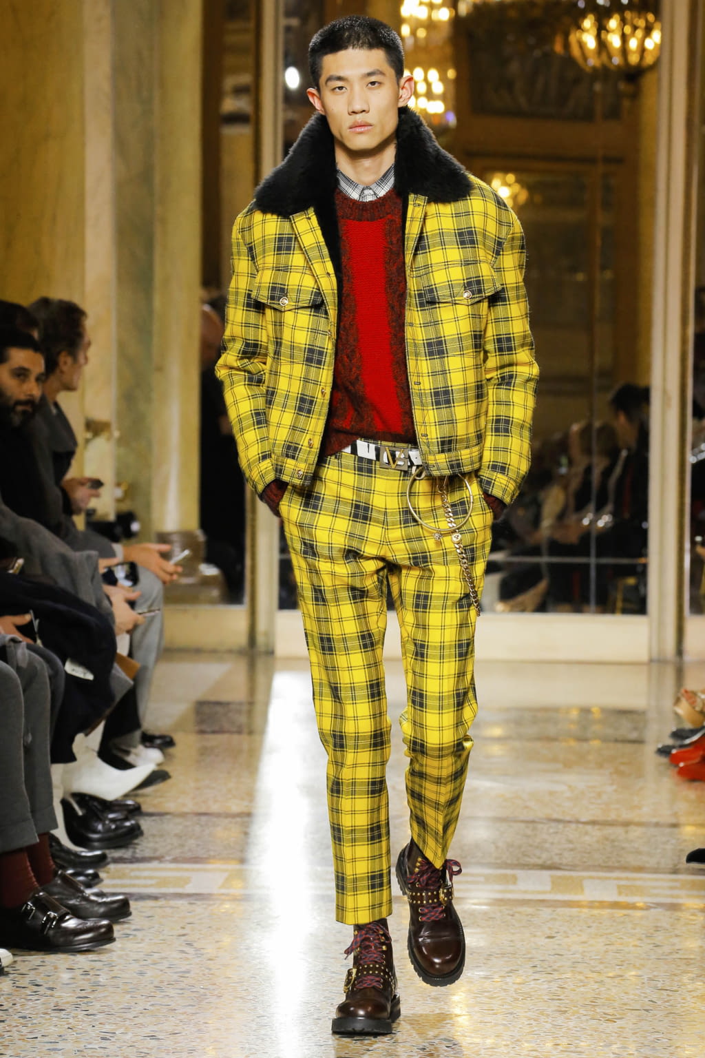 Fashion Week Milan Fall/Winter 2018 look 12 from the Versace collection 男装