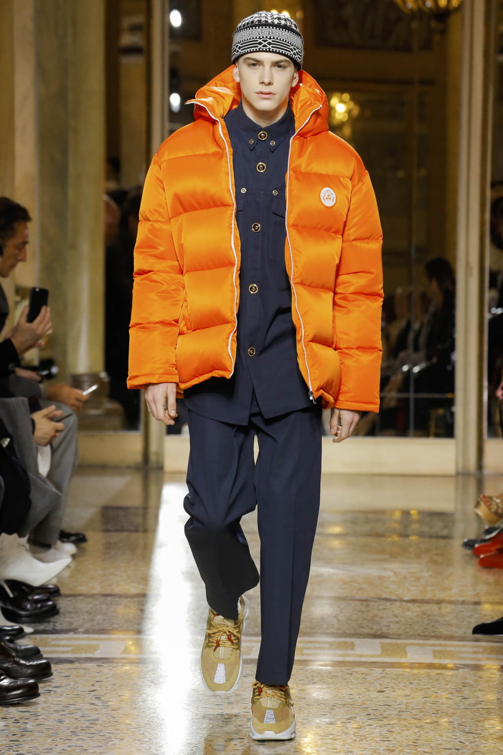 Fashion Week Milan Fall/Winter 2018 look 17 from the Versace collection menswear