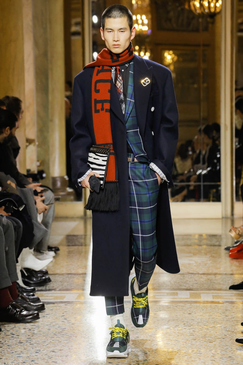 Fashion Week Milan Fall/Winter 2018 look 19 from the Versace collection 男装