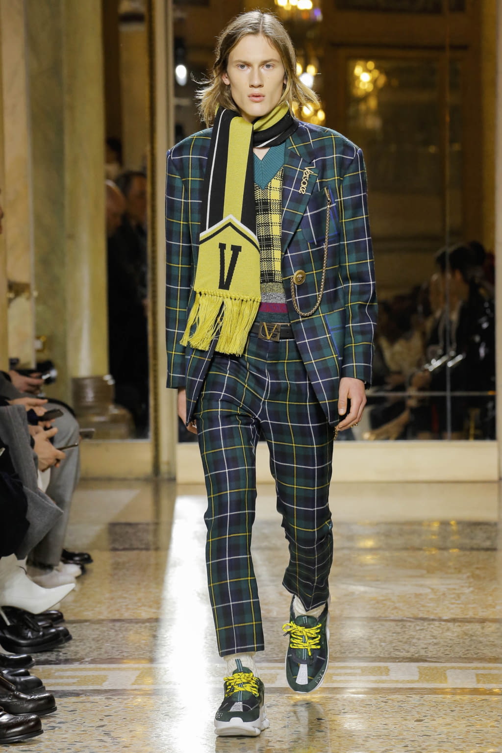 Fashion Week Milan Fall/Winter 2018 look 20 from the Versace collection 男装