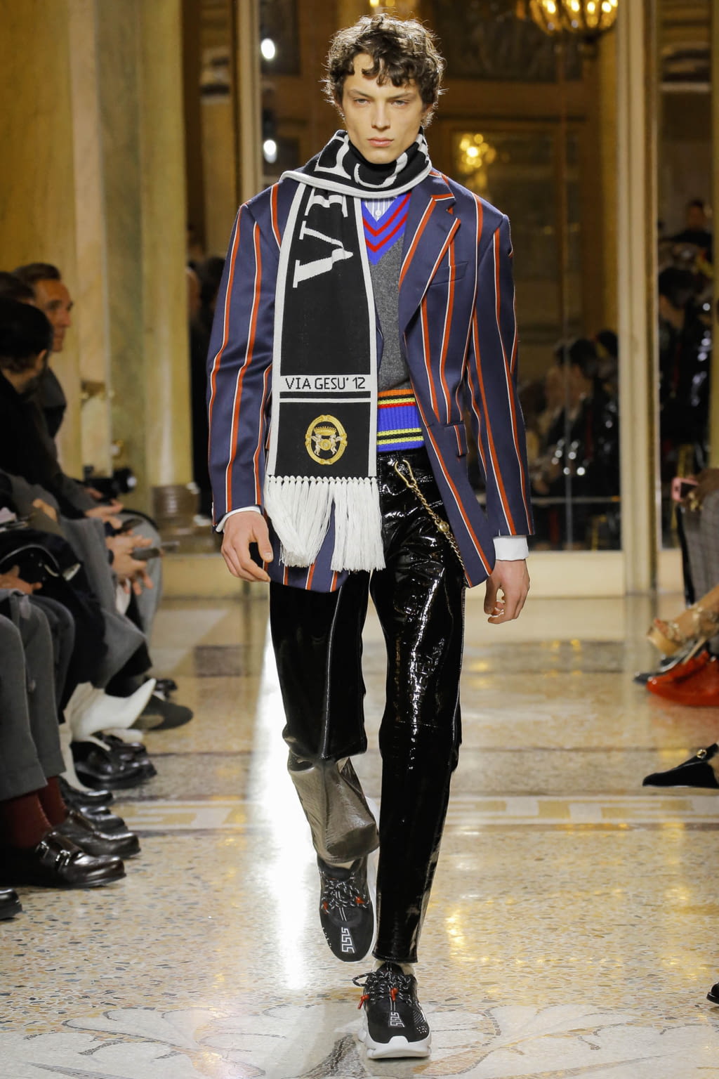 Fashion Week Milan Fall/Winter 2018 look 22 from the Versace collection menswear