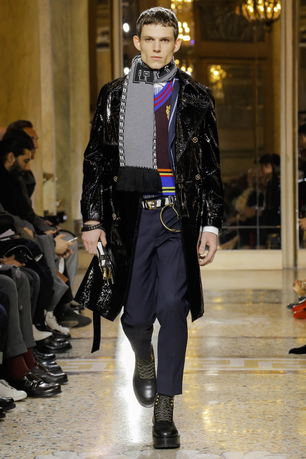Fashion Week Milan Fall/Winter 2018 look 24 from the Versace collection 男装