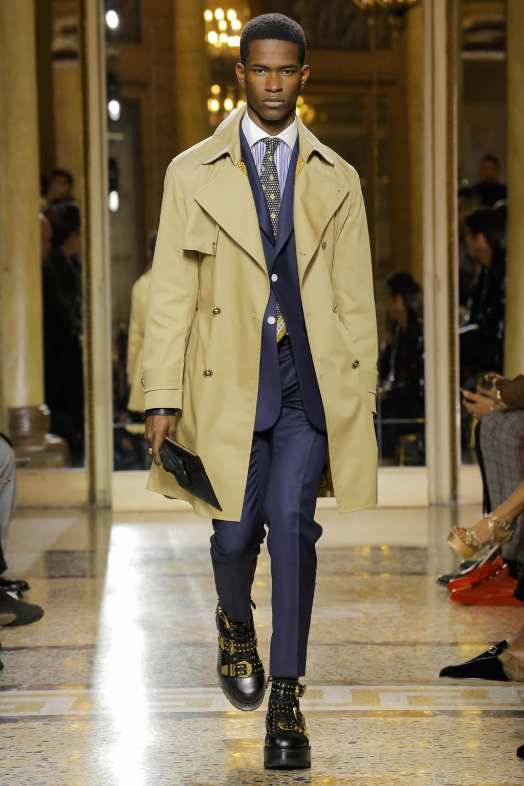 Fashion Week Milan Fall/Winter 2018 look 25 from the Versace collection 男装