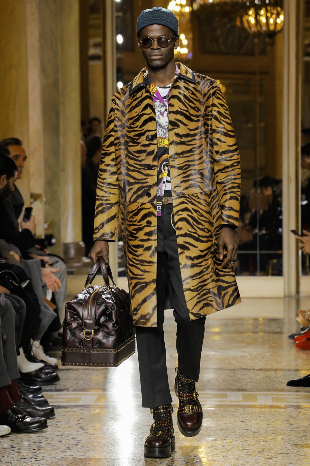Fashion Week Milan Fall/Winter 2018 look 27 from the Versace collection 男装