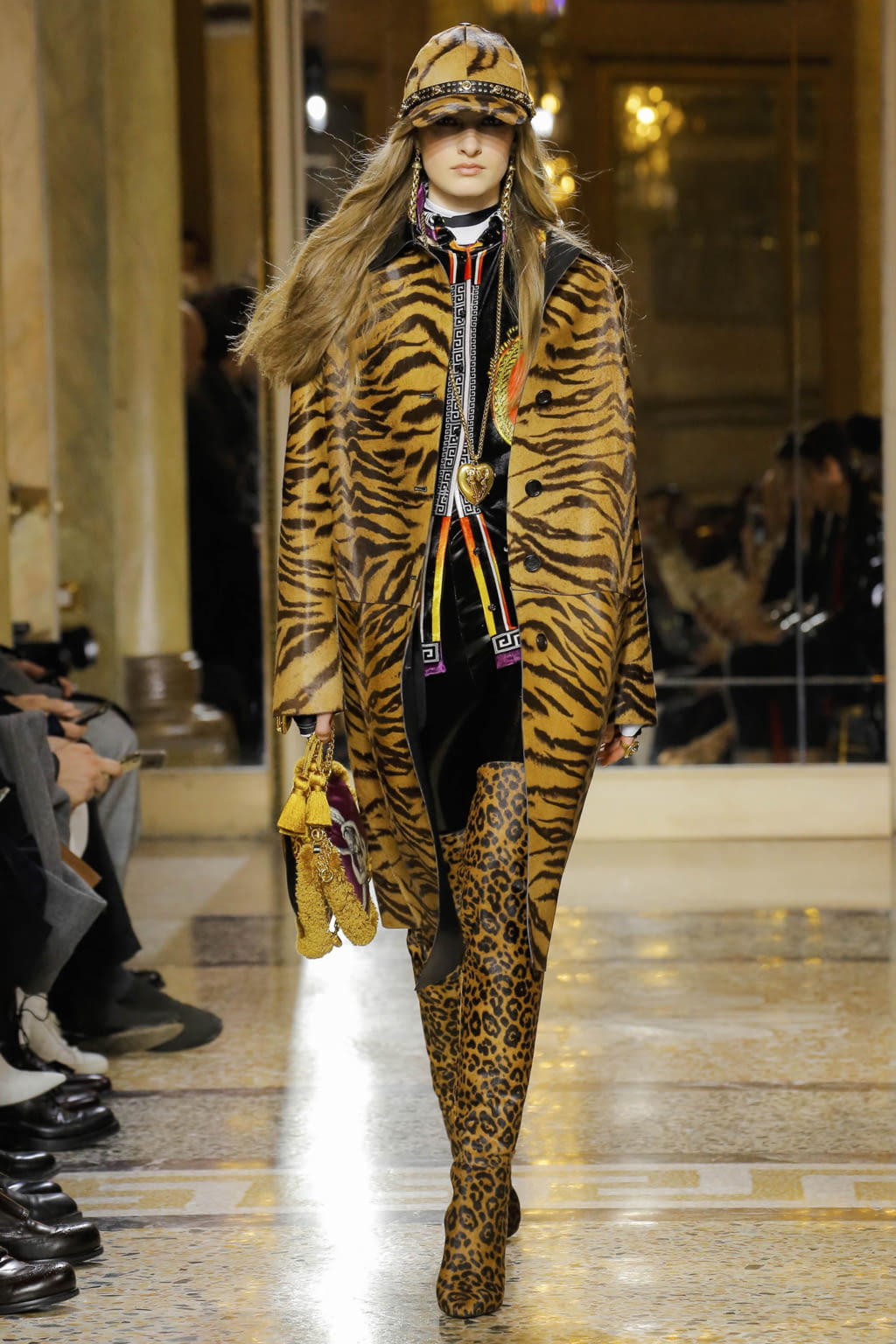 Fashion Week Milan Fall/Winter 2018 look 28 from the Versace collection 男装