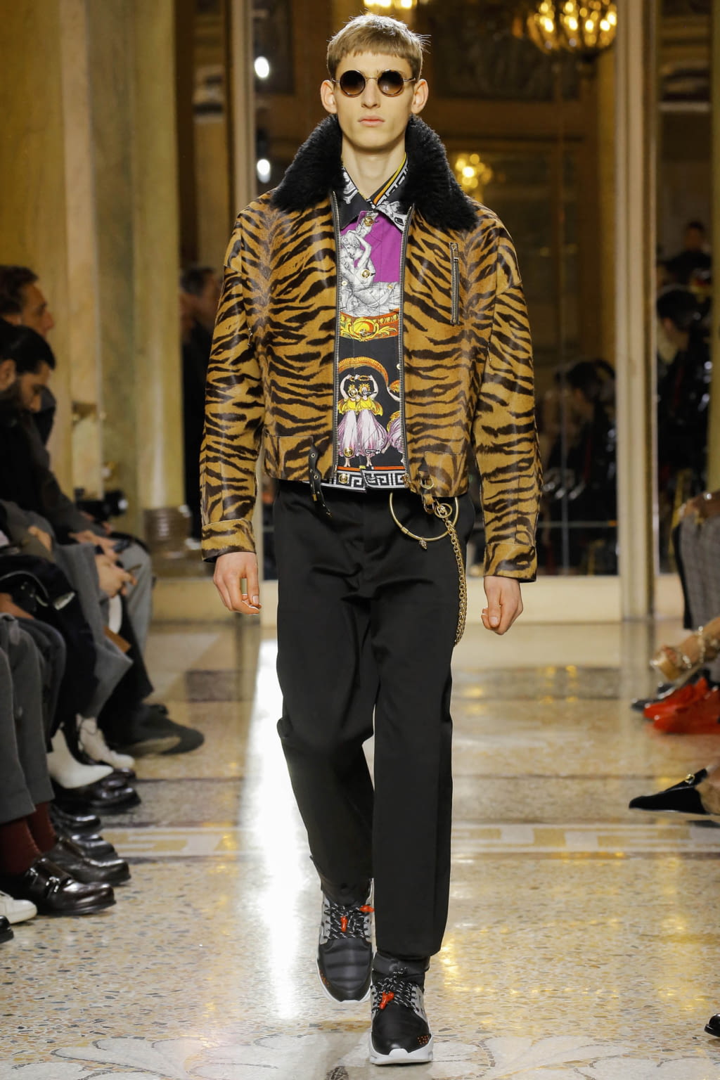 Fashion Week Milan Fall/Winter 2018 look 29 from the Versace collection menswear