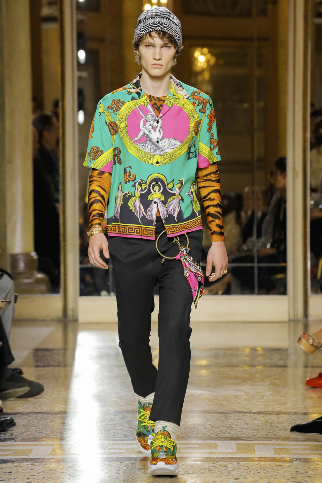 Fashion Week Milan Fall/Winter 2018 look 31 from the Versace collection 男装