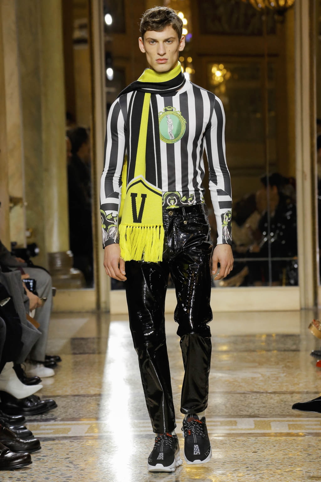 Fashion Week Milan Fall/Winter 2018 look 37 from the Versace collection 男装