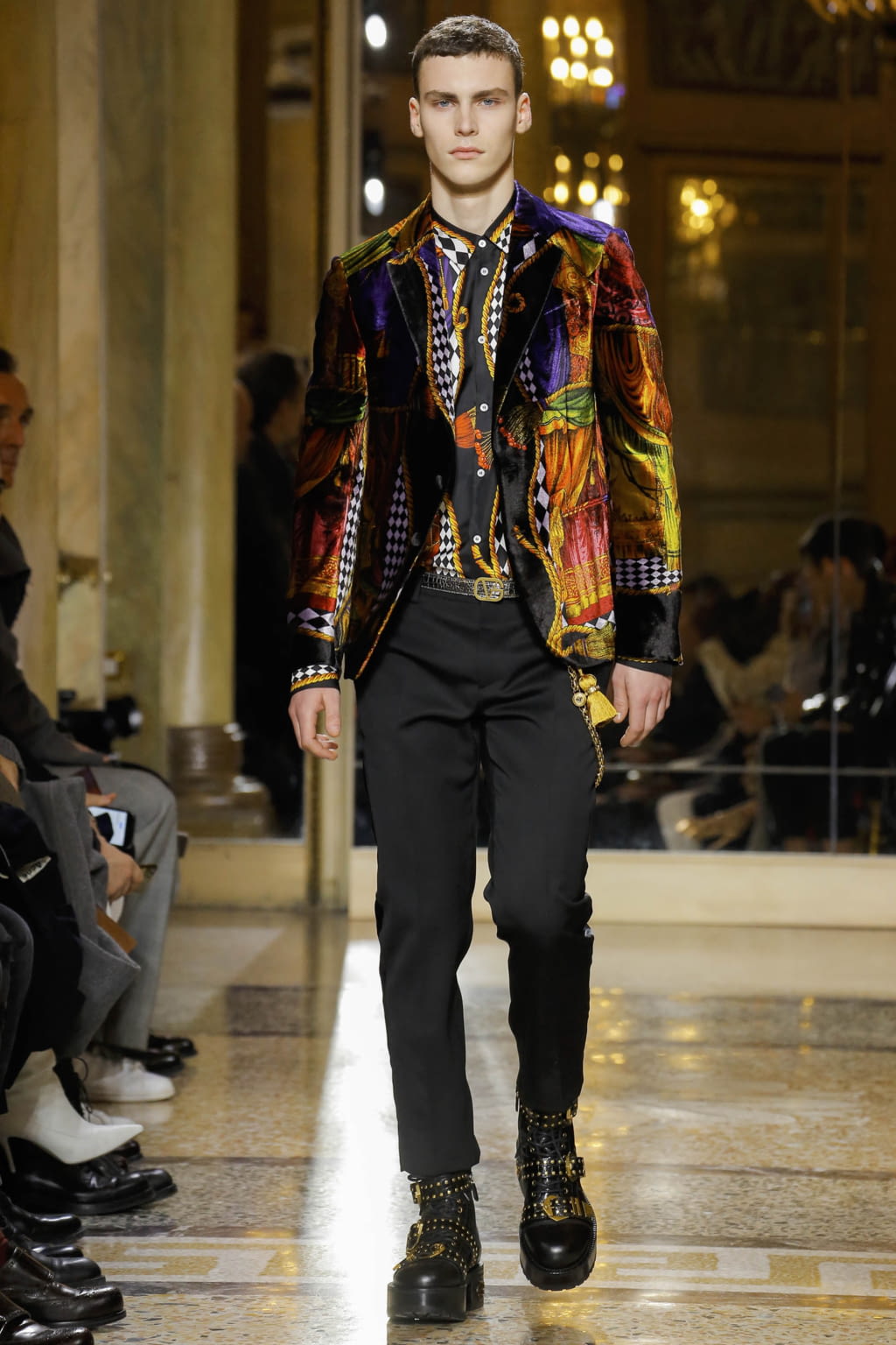 Fashion Week Milan Fall/Winter 2018 look 41 from the Versace collection 男装