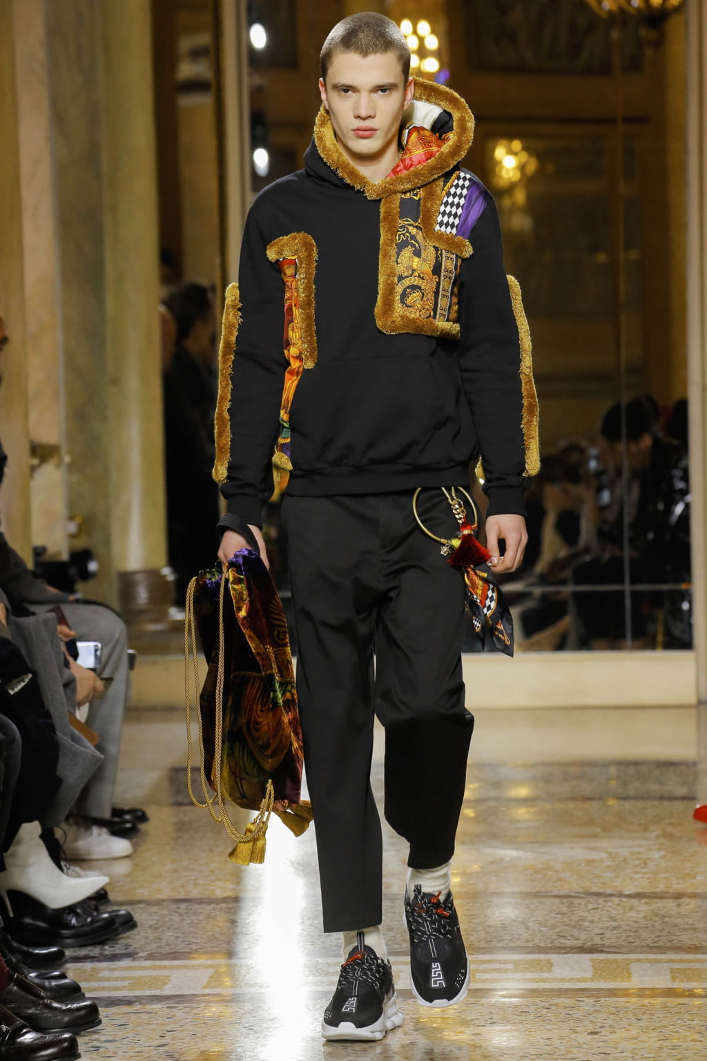 Fashion Week Milan Fall/Winter 2018 look 42 from the Versace collection 男装