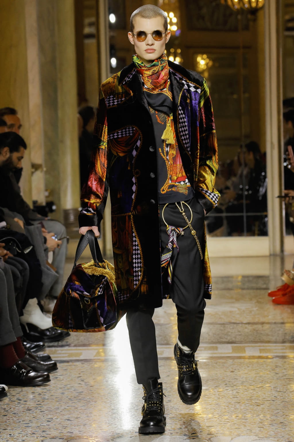 Fashion Week Milan Fall/Winter 2018 look 43 from the Versace collection 男装