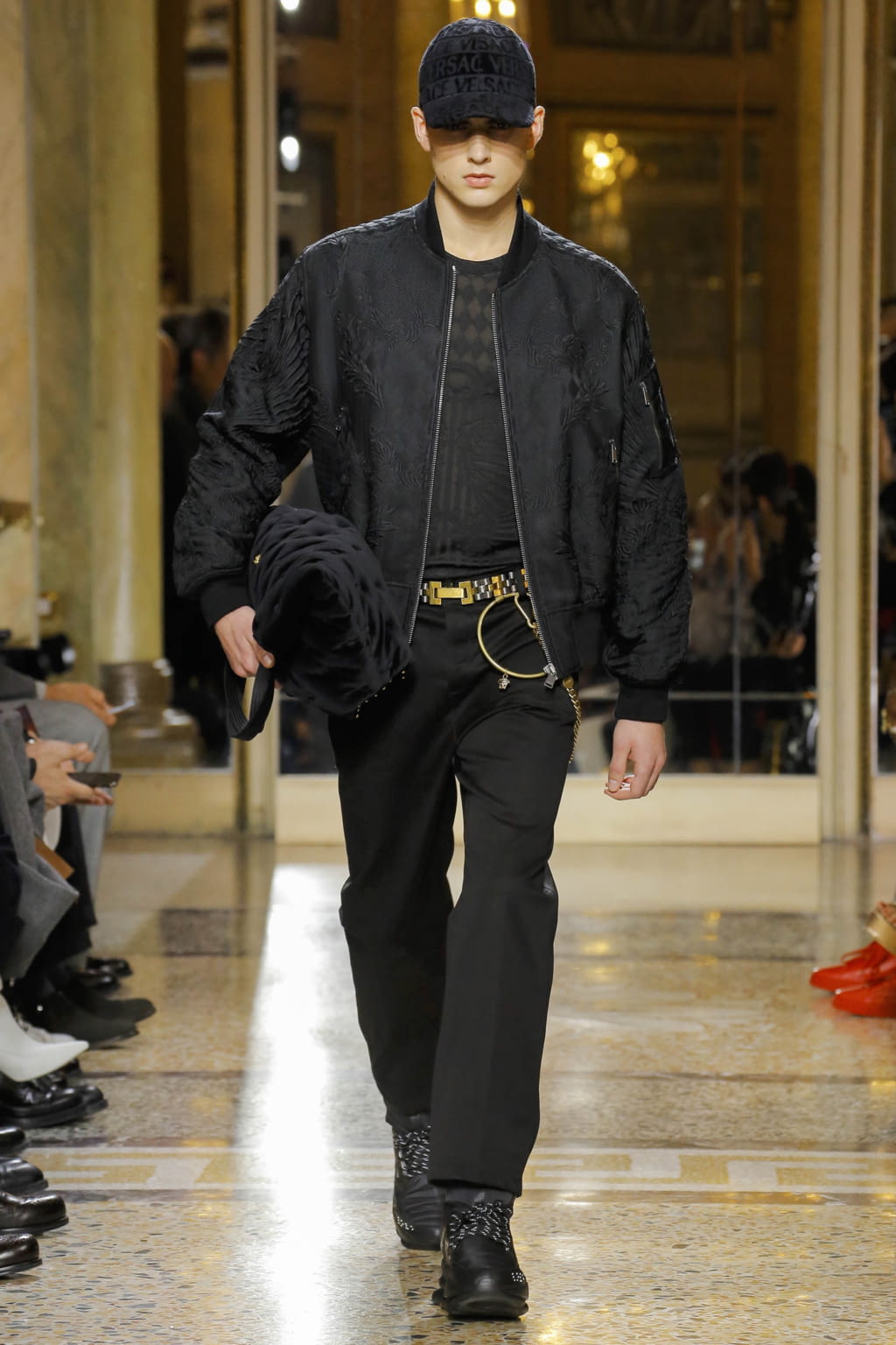Fashion Week Milan Fall/Winter 2018 look 45 from the Versace collection 男装