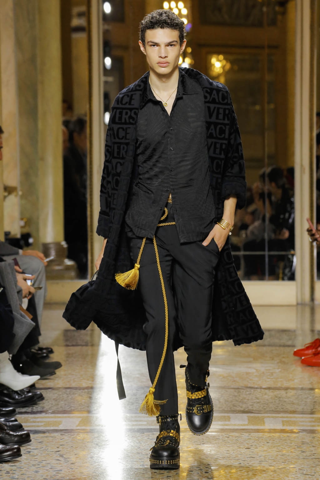 Fashion Week Milan Fall/Winter 2018 look 46 from the Versace collection 男装