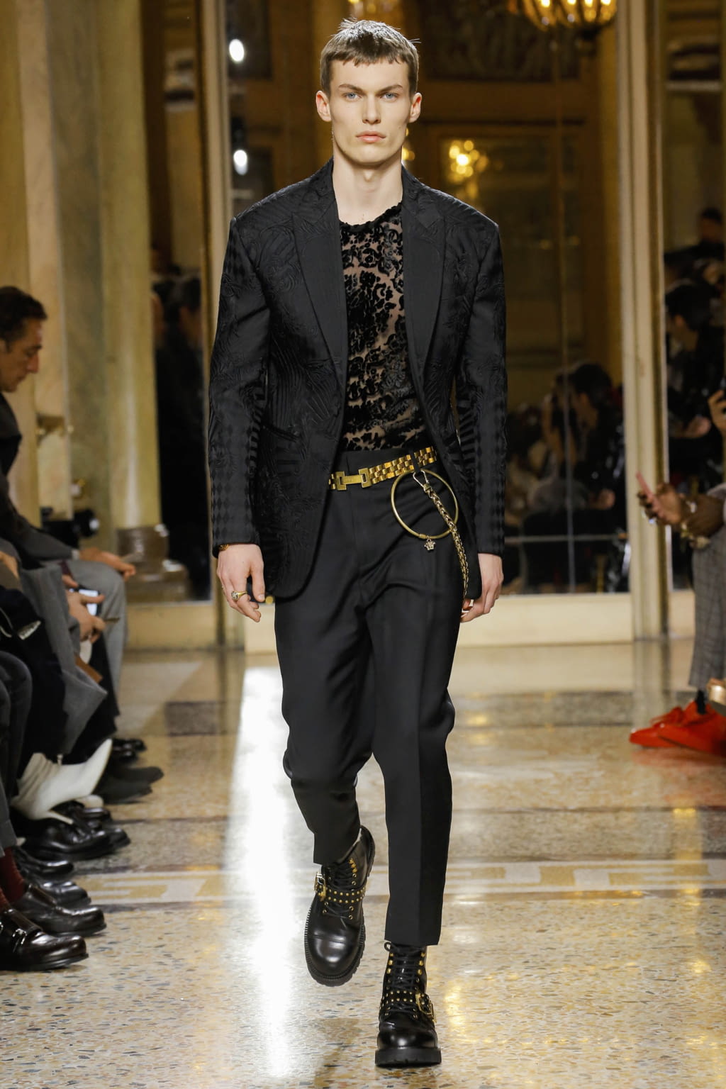 Fashion Week Milan Fall/Winter 2018 look 47 from the Versace collection 男装