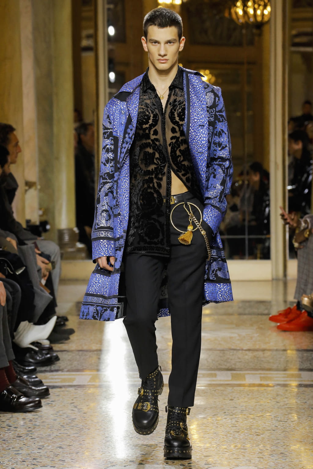Fashion Week Milan Fall/Winter 2018 look 51 from the Versace collection 男装